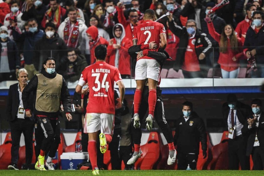 Benfica comemora classificação ao Mata-Mata da Champions League