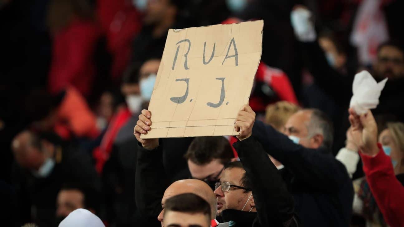 Cartaz de torcedores do Benfica mostra insatisfação com Jorge Jesus