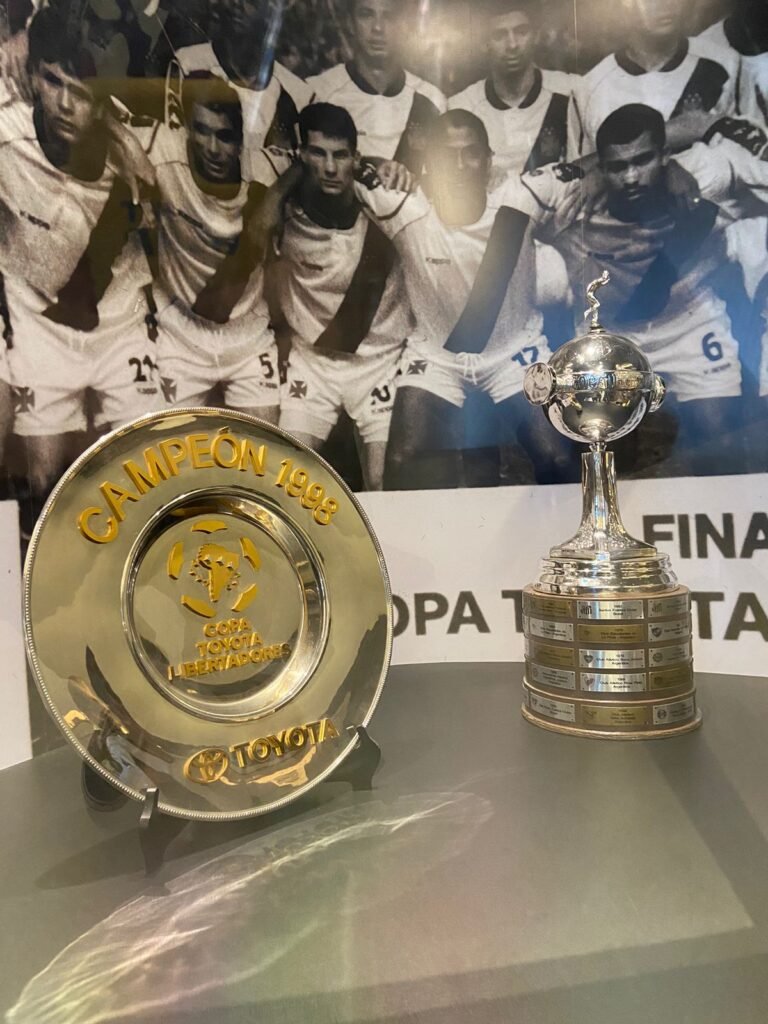 Título da CONMEBOL Libertadores de 1998 e condecoração entregue pela montadora Toyota, conquistada pelo Vasco - Foto: Victor Rockenbach / Sintonia Esportiva