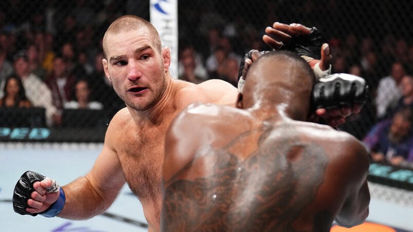 Sean Strickland sufoca Adesanya durante os 5 rounds e vence Israel Adesanya por Decisão Unânime. - Foto: UFC
