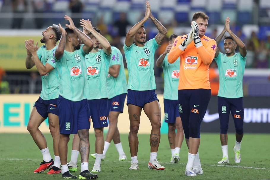 Jogadores da Seleção cumprimentam a torcida após treino no MagueirãoCréditos: Vitor Silva/CBF