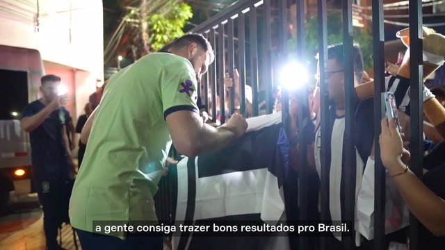 Lucas Perri, goleiro do Botafogo e da Seleção Brasileira, autografa bandeira do Glorioso - Foto: Divulgação/CBF