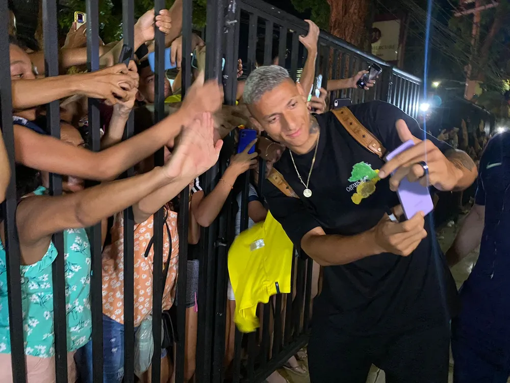 Richarlison posa para fotos com fãs na chegada a Belém para se apresentar à seleção do Brasil — Foto: Cahê Mota