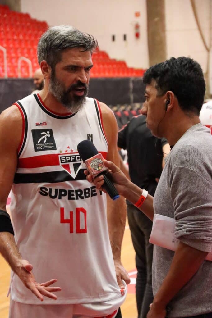 André Góes concede Entrevista à Hézyo Sadu, repórter da Sintonia Esportiva. (Foto: Léo Abraão/Arquibancada Tricolor)