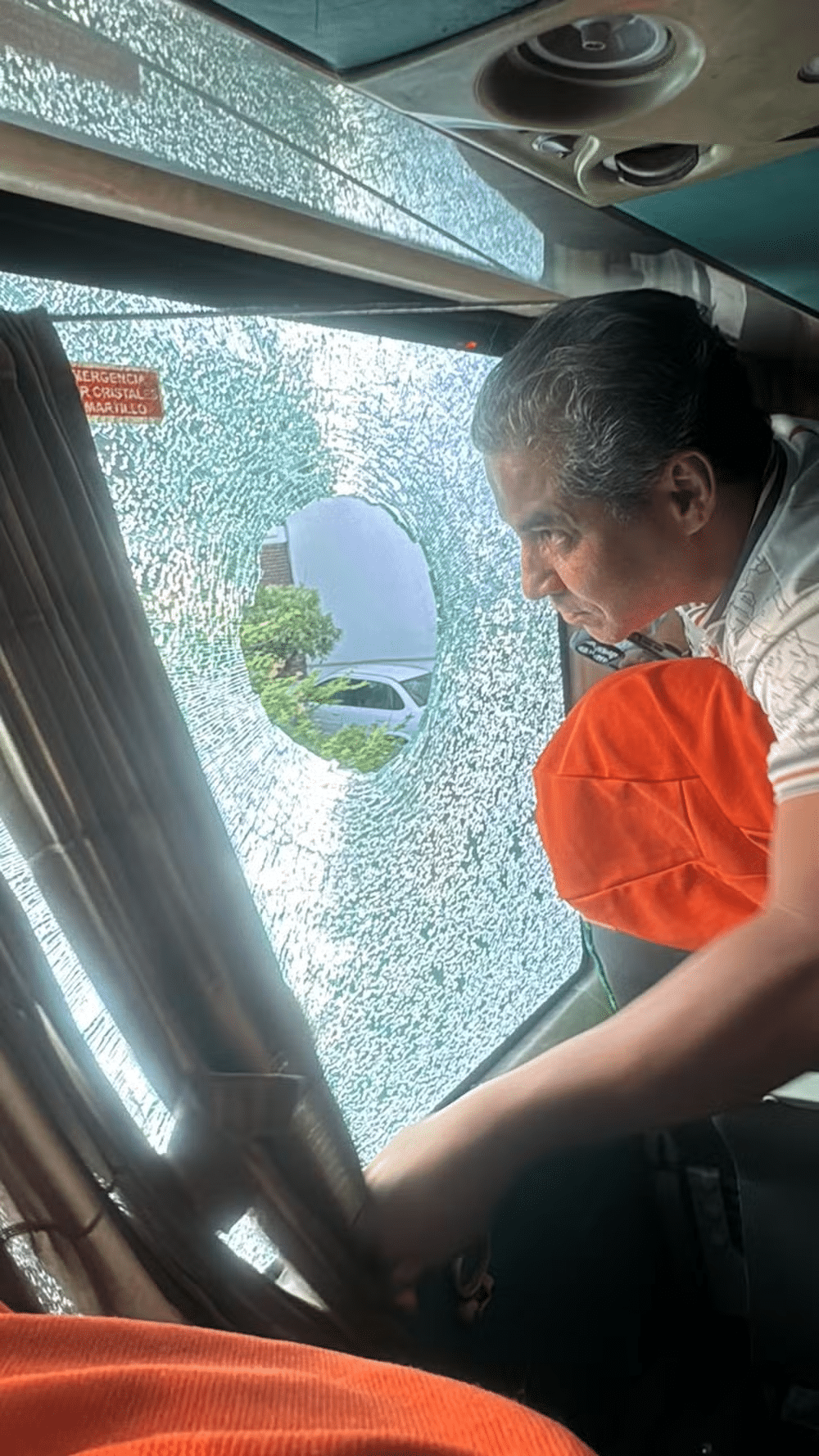 Ônibus com torcedores do Atlético-MG foi alvo de pedradas na Argentina — Foto: Vinicius Mendes