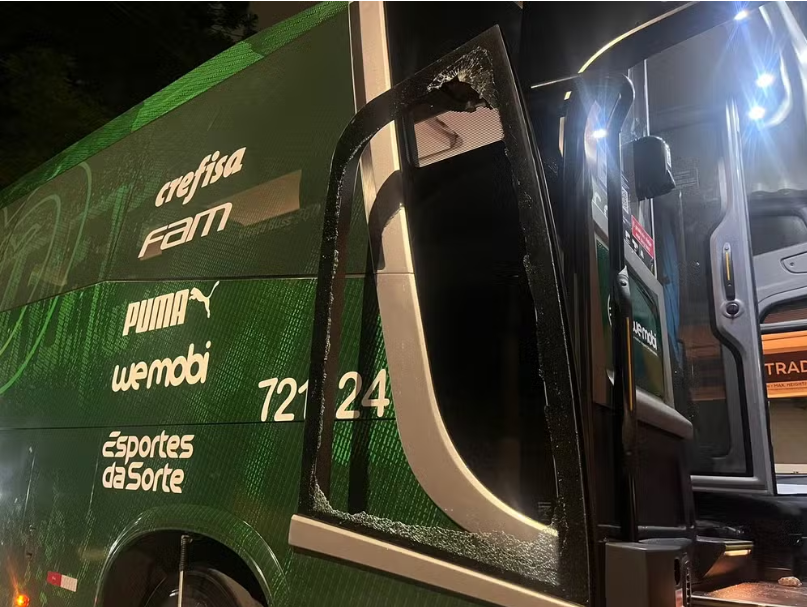 Ônibus do Palmeiras feminino é apedrejado a caminho da cerimônia de premiação do Paulistão — Foto: Reprodução