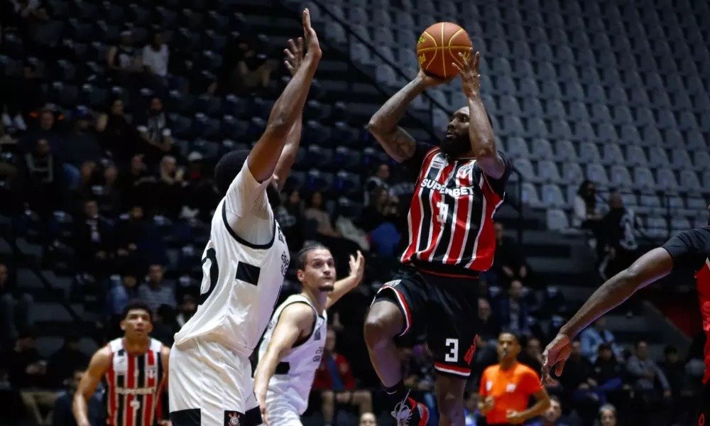 Bennet, marcando mais dois pontos. Foto SPFC