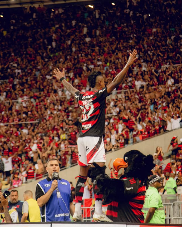 Bruno Henrique comemora com a Torcida do Flamengo no Maracanã. Foto: Adriano Fontes/CRF