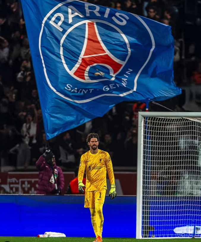 Alisson fecha o gol do Liverpool em Paris, garantindo o Equilíbrio do duelo. Foto: Reprodução Instagram / Liverpool FC