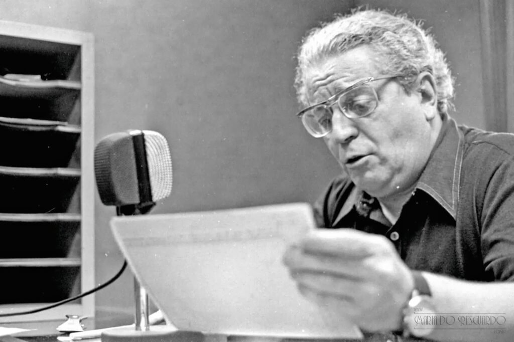 Imagem em preto e branco de Mário Helênio, ícone do rádio esportivo nacional.