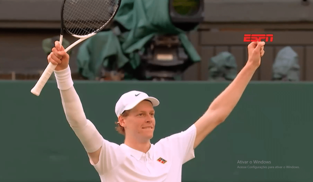 Jannik Sinner e Carlos Alcaraz com os Títulos de Wimbledon. Foto: Reprodução / ESPN
