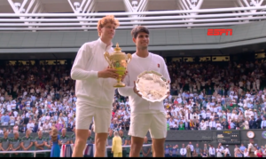Jannik Sinner e Carlos Alcaraz com os Títulos de Wimbledon. Foto: Reprodução / ESPN