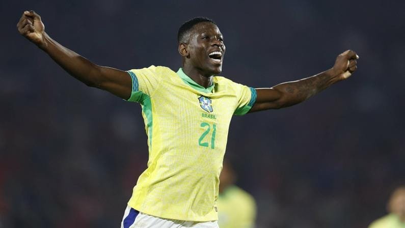 Luiz Henrique comemorando.
