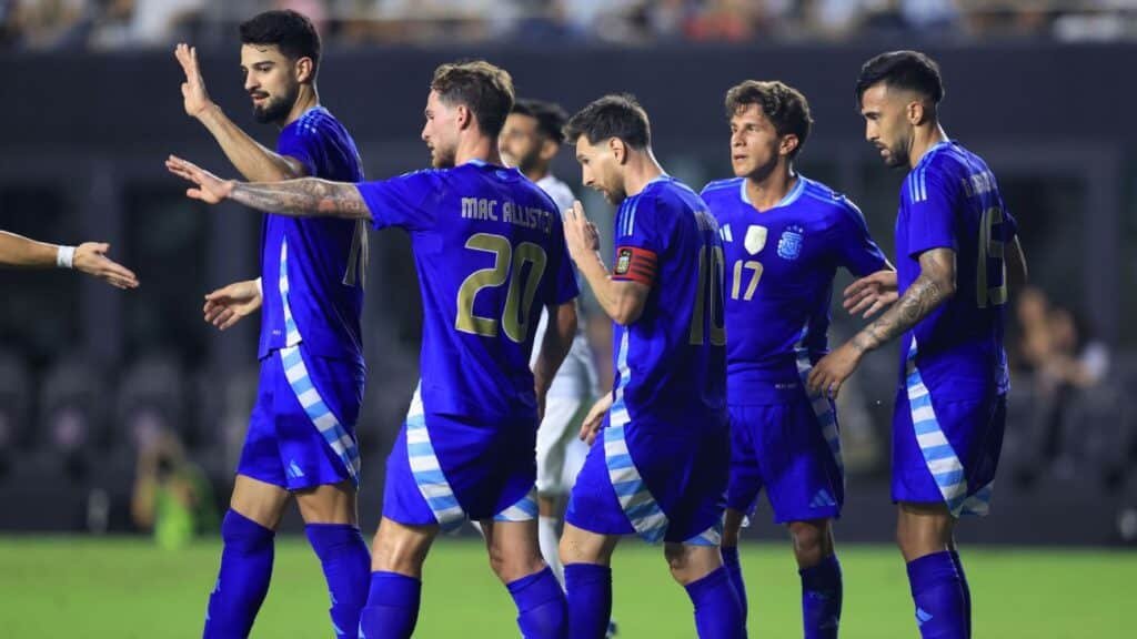 Messi comemorando com companheiros mais um gol na goleada
