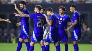 Messi comemorando com companheiros mais um gol na goleada