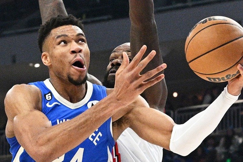 Giannis Antetokounmpo em ação contra o Miami Heat