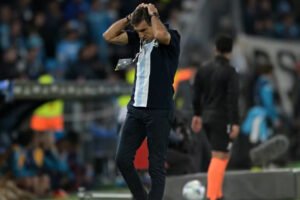 Gustavo Costas, treinador do Racing, desolado após eliminação para o Flamengo