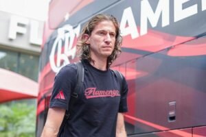Filipe Luis viaja para Fortaleza com a delegação do Flamengo