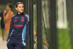 Filipe Luís em treino do Flamengo no Catar.