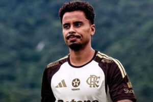 Allan, novo reforço do Corinthians, em treino pelo Flamengo