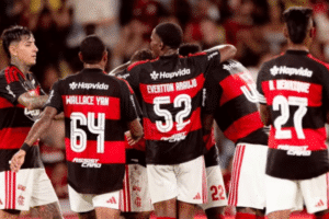 Equipe comemorando gol