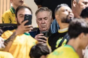 Ancelotti estava presente no Maião para ver show de Gabigol em Santos x Mirassol