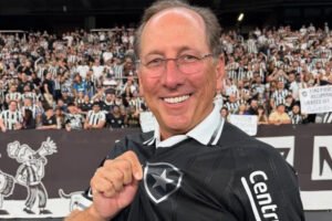 Textor, dono da SAF do Botafogo, foi afastado