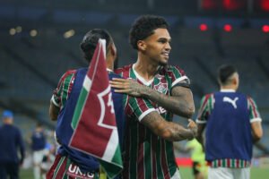 Comemoração do Riquelme após o gol da virada tricolor com sua assistência.