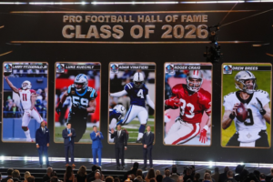 Jogadores que entraram no hall da fama sendo apresentados para o público, com suas imagens deles com uniforme e com o nome de cada um em cima de cada imagem