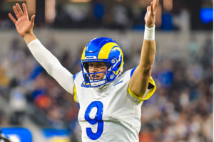 Matthew Stafford celebrando levantando ambos os braços para cima