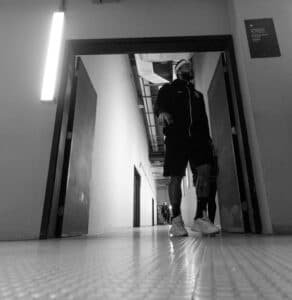 Memphis Depay sai pelas instalações do Corinthians
