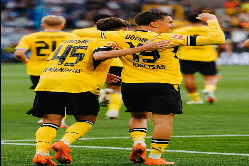Konstantino Karetsas e Giannis Konstantelias se abraçando após gol.
