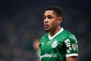Vitor Roque, atacante do Palmeiras, desfalcara a equipe contra o Fluminense pela semifinal da Libertadores devido a uma entorse no tornozelo direito.