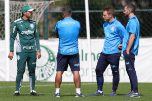 Comissão técnica do Palmeiras durante treinamento da equipe.